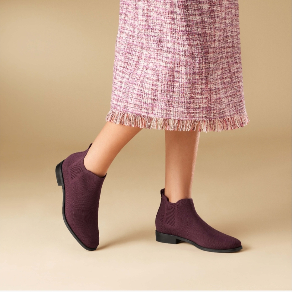 NWOT Vivaia Ryan Pro Elegant Burgundy Red Ankle Boots